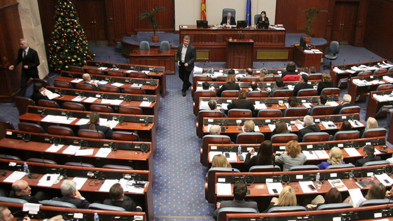 ΠΓΔΜ: Επεισοδιακή ψηφοφορία νομοσχεδίου για τη διεύρυνση της χρήσης της αλβανικής γλώσσας