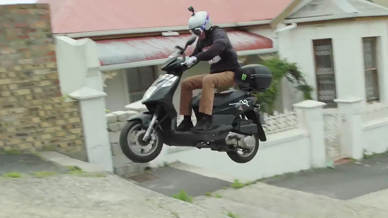 Αγώνας με σκουτεράκια, Pastrana και Nitro Circus, γέλιο και θέαμα