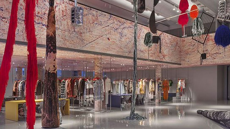 Η μόδα συναντά την τέχνη στο νέο κατάστημα του Calvin Klein στο Παρίσι