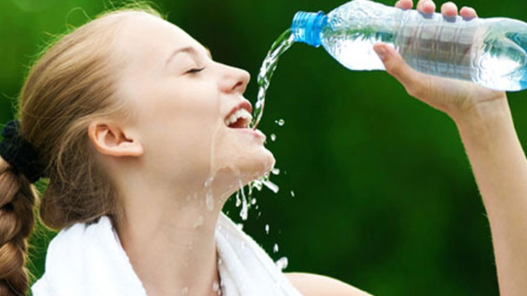 Πόσο νερό πρέπει να πίνω πριν, μετά και κατά τη διάρκεια της άσκησής μου