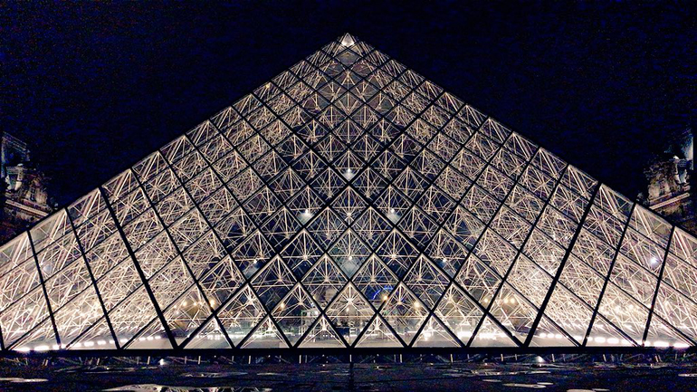 «Ας απελευθερώσουμε το Λούβρο» από την Total