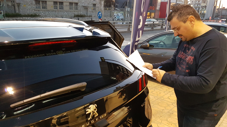 Ο Γιώργος Βαρδίκος κάνει την έλεγχό με τα... έξτρα πριν παραλάβει το αυτοκίνητό του!