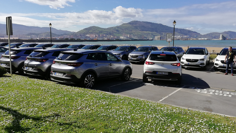 Δεκάδες αυτοκίνητα μας περίμεναν στο υπέροχο Σαν Σεμπαστιάν