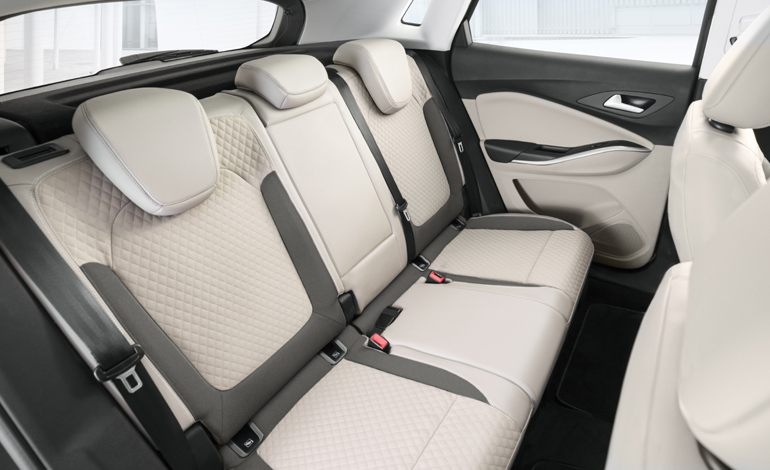 Στα πίσω καθίσματα χωράνε ακόμη και τρία άτομα