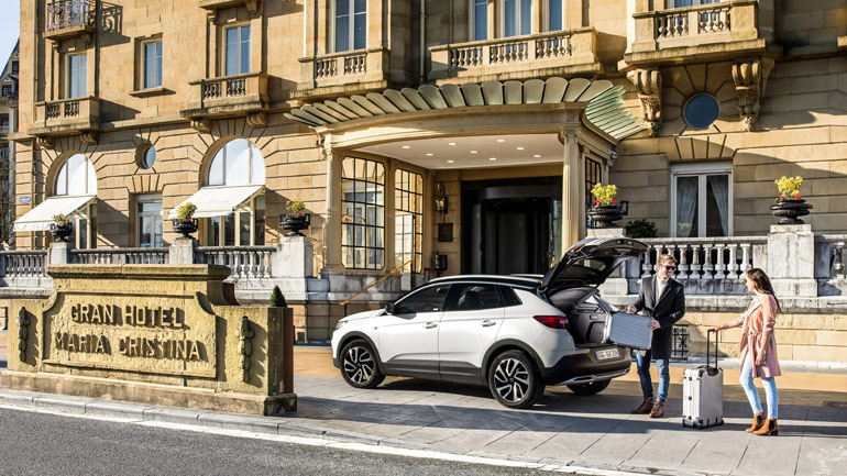 Στην είσοδο του πιο διάσημου ξενοδοχείου της ισπανικής πόλης