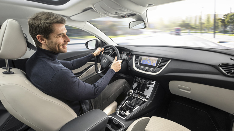 Το ταμπλό έχει οδηγοκεντρική σχεδίαση, με την κονσόλα και την οθόνη αφής να είναι διαταγμένες και ευθυγραμμισμένες προς τον οδηγό