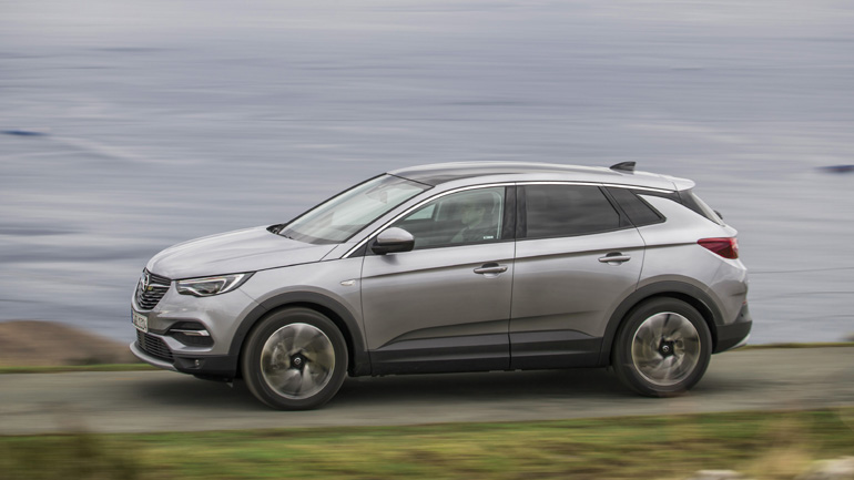 Το μήκος του αμαξώματος είναι στα 4.477 χλστ., το πλάτος στα 1.844 χλστ. και το ύψος στα 1.636 χλστ.