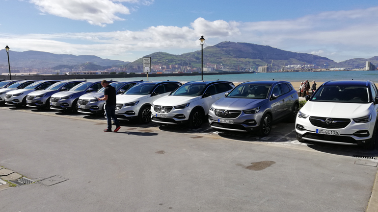Τα αυτοκίνητα περιμένουν τους δημοσιογράφους για το πρώτο πανευρωπαϊκό test drive