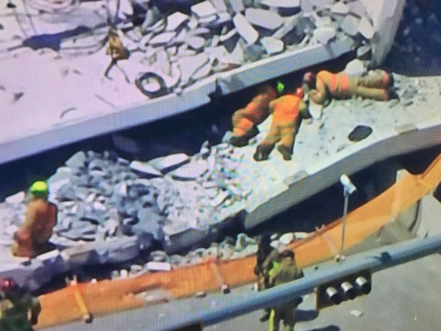 Τα σωστικά συνεργεία ψάχνουν για εγκλωβισμένους