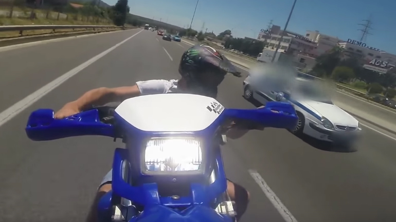 Έκανε σούζα και είχε δίπλα του περιπολικό της ΕΛ.ΑΣ.