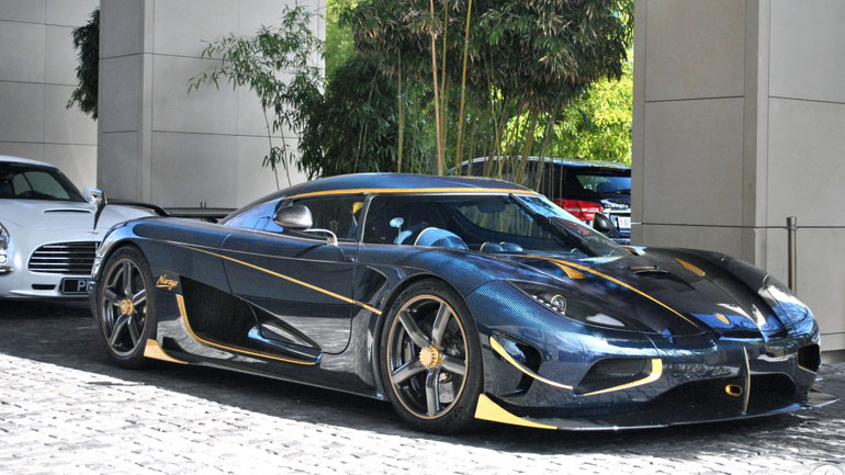 Παρκαδόρος τράκαρε δύο από τα ακριβότερα supercar