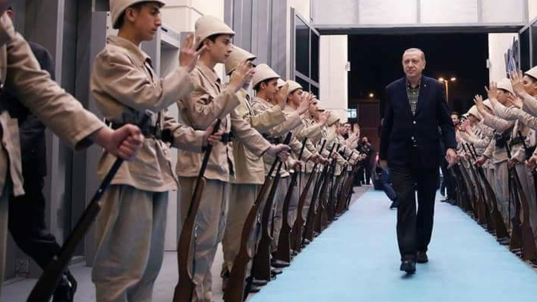 Αλλάζει τον εθνικό ύμνο της Τουρκίας ο Ερντογάν για χατίρι του εγγονού του