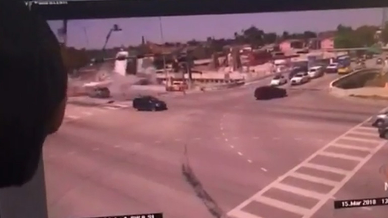 Καρέ-καρέ η στιγμή της κατάρρευσης της γέφυρας στο Μαϊάμι