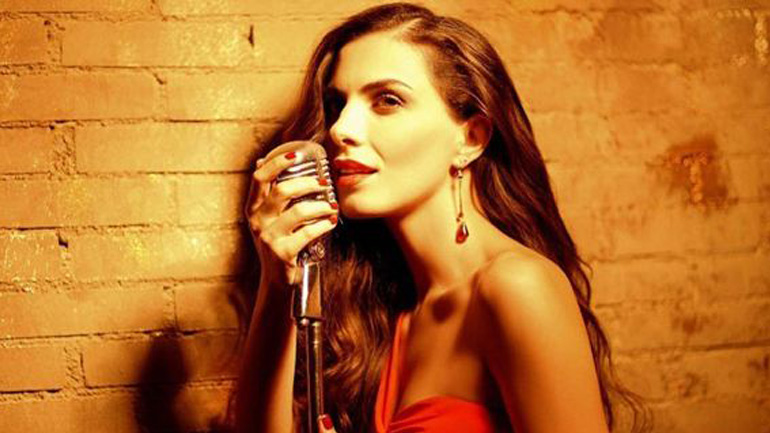 Σημάδεψαν με όπλο στο φανάρι τη Φωτεινή Δάρρα και την κυνηγούσαν στα στενά της Αθήνας!