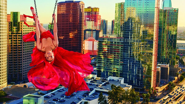 Η Jennifer Lopez ποζάρει πάνω από την Πόλη των Αγγέλων και κόβει την ανάσα!