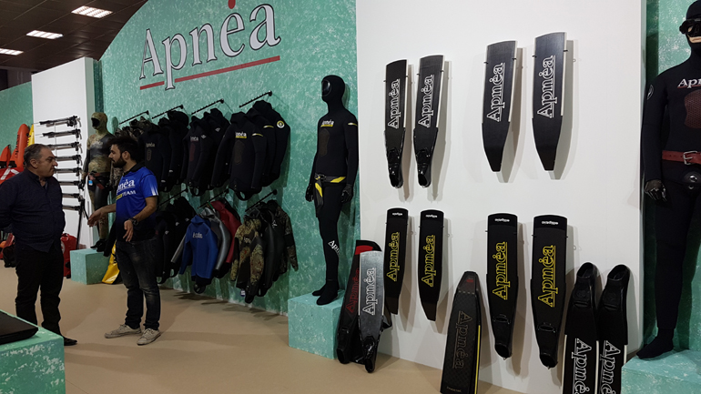 Όσοι ασχολούνται με τις καταδύσεις ΄θα βρουν και τα αντίστοιχα προιόντα