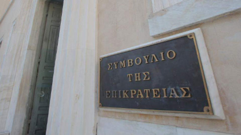 Το ΣτΕ έκρινε ότι στο επώνυμο ανηλίκου είναι δυνατή η προσθήκη του επωνύμου και του δεύτερου γονέα