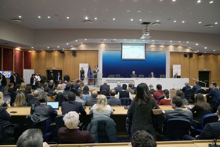 Ο Νίκος Παππάς στο βήμα της εκδήλωσης για την παρουσίαση του ΕΛΔΟ