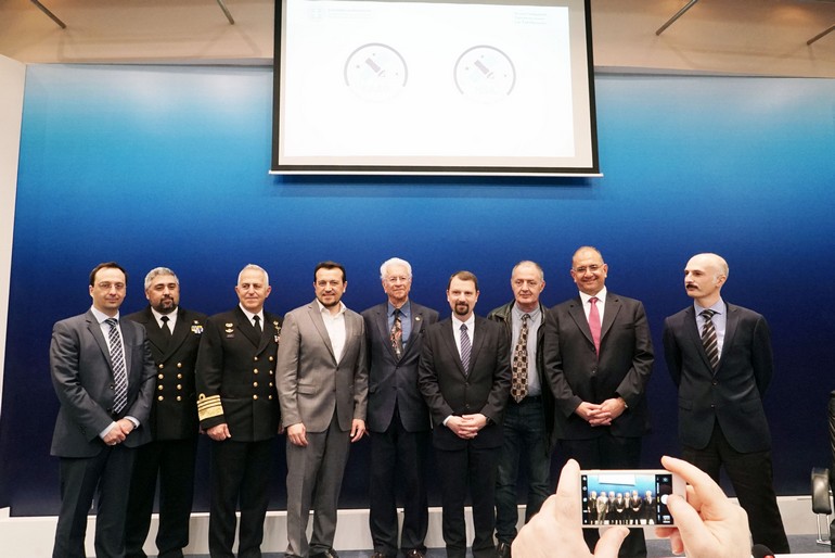 Ο Υπουργός Ψηφιακής Πολιτικής, Τηλεπικοινωνιών και Ενημέρωσης, Νίκος Παππάς, ο Αρχηγός του ΓΕΕΘΑ, Ναύαρχος Ευάγγελος Αποστολάκης και ο Γενικός Γραμματέας Τηλεπικοινωνιών και Ταχυδρομείων, Βασίλης Μαγκλάρας, πλαισιωμένοι από τα μέλη του διοικητικού συμβουλίου του ΕΛΔΟ. 6. Ο πρόεδρος του ΕΛΔΟ, Σταμάτιος Κριμιζής