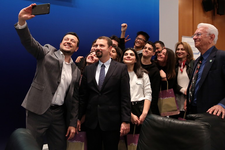 Ο Νίκος Παππάς υποδέχθηκε στο Υπουργείο μαθητές του 26ου Γενικού Λυκείου Αθηνών - Μαρασλείου, οι οποίοι είχαν κερδίσει πέρυσι την πρώτη θέση στο μαθητικό διαγωνισμό διαστημικής «CanSat in Greece», μαζί με τους καθηγητές τους