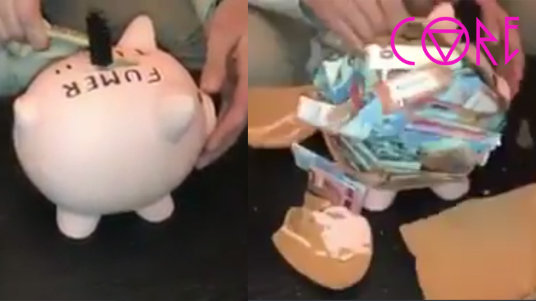 Μια γυναίκα σπάει τον κουμπαρά της ένα χρόνο αφού έκοψε το κάπνισμα