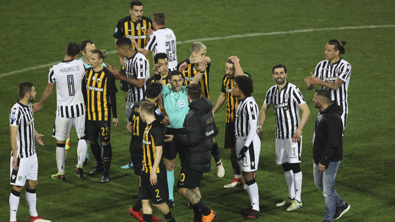 Στηρίζει το φύλλο αγώνα ο Κομίνης Στηρίζει το φύλλο αγώνα ο Κομίνης