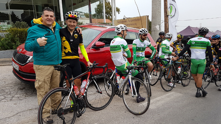 Ο Παντελής Πατέλος (αριστερά) ποζάρει στο φακό με τον αθλητή της ΑΕΚ ενώ δίπλα του βρίσκονται οι αθλητές του Παναθηναϊκού...