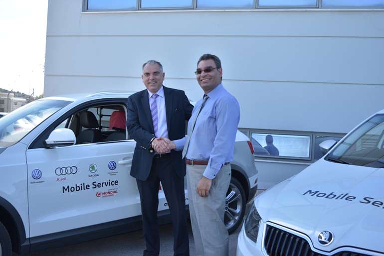 Οι Ανδρέας Καρδάσης (δεξιά) Product Support Manager και After Sales Division της Kosmocar, μαζί με τον Γιώργο Μιχαηλάκη Automotive Project Manager της Mondial Assistance.