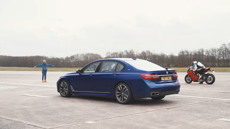 Η limo της BMW απέναντι στην Ducati Panigale Η limo της BMW απέναντι στην Ducati Panigale