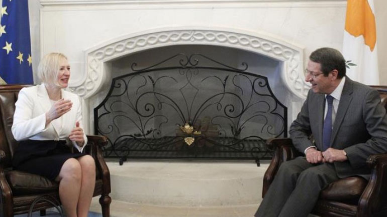 Κύπρος: Η Σπέχαρ συνεχίζει τις προσπάθειες για συνάντηση Αναστασιάδη – Ακιντζί