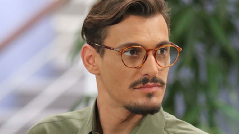 Κάτι χωρισμένα παλικάρια: Ο Αντώνης ερωτεύεται κεραυνοβόλα την Λουκία Κάτι χωρισμένα παλικάρια: Ο Αντώνης ερωτεύεται κεραυνοβόλα την Λουκία