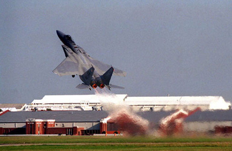 To F-15C κατά τη διάρκεια απογείωσης μέγιστης απόδοσης