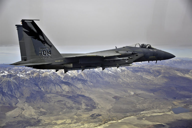 Πτήση ενός F-15C των ΗΠΑ πάνω από την Καλιφόρνια το 2013