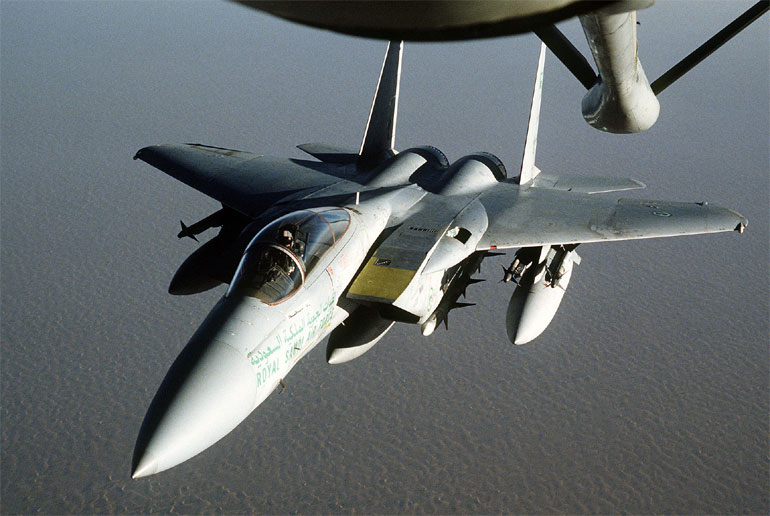 Ένα F-15 της Βασιλικής Αεροπορίας της Σαουδικής Αραβίας κατά τη διάρκεια ανεφοδιασμού στην επιχείρηση 'Ασπίδα της Ερήμου'