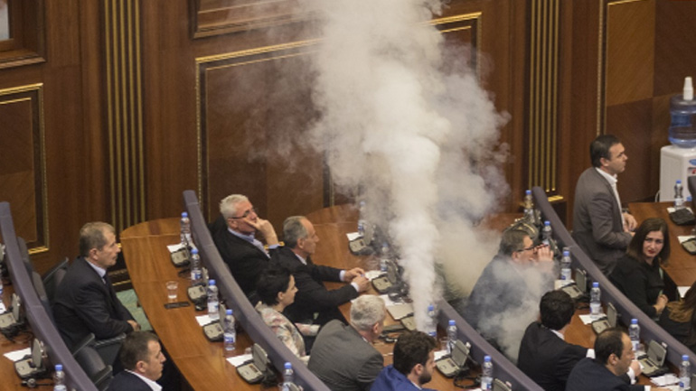 Κόσοβο: Αντιπολιτευόμενοι βουλευτές εκτόξευσαν δακρυγόνα μέσα στο κοινοβούλιο