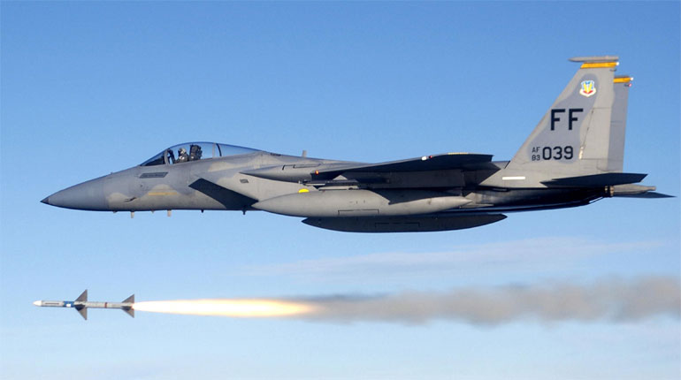 To αμερικανικό F-15C πυροδοτεί πύραυλο AIM-7 Sparrow (2005)