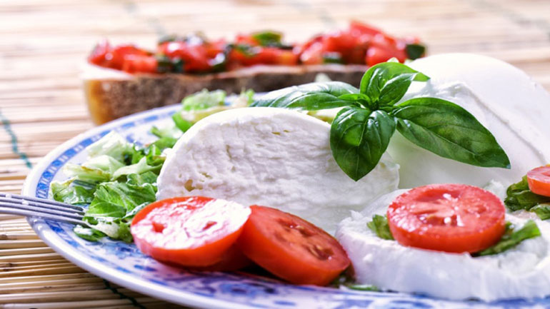 Φτιάξτε την ιταλική σαλάτα καπρέζε