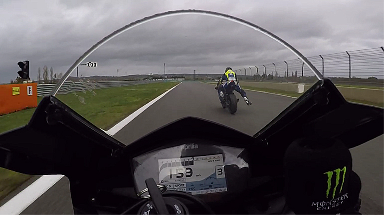 Γρήγορος στην πίστα μέχρι να σε περάσει ο …Valentino Rossi