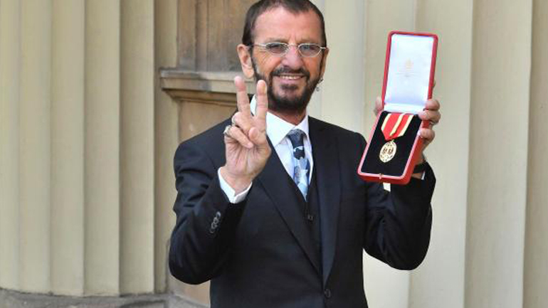 Ο Ρίνγκο Σταρ χρίστηκε ιππότης στα Ανάκτορα του Μπάκιγχαμ