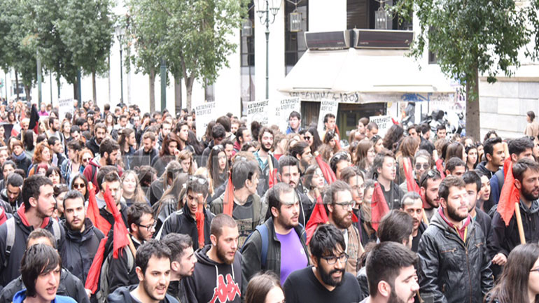 Στη Βουλή έφτασε η πορεία των εκπαιδευτικών και φοιτητών