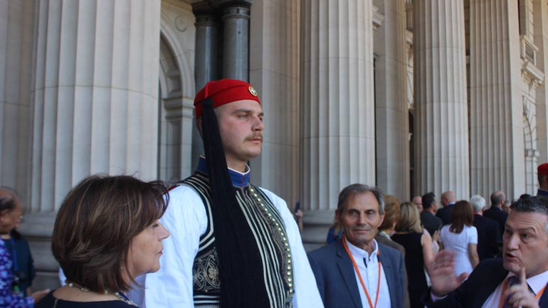 Εύζωνες φύλαξαν τιμητικά το Κοινοβούλιο της Βικτώρια στην Αυστραλία