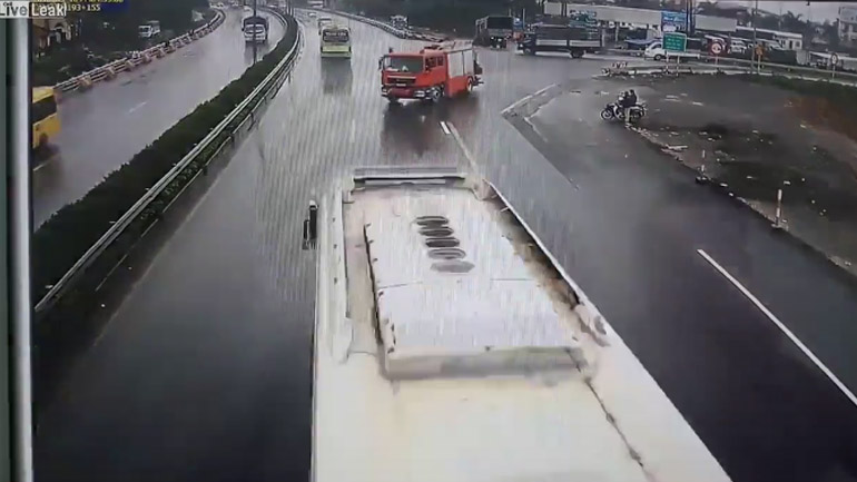 Πυροσβεστικό όχημα κινείται αντίθετα στον αυτοκινητόδρομο