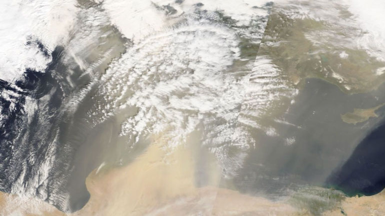 Η αφρικανική σκόνη «εξαφάνισε» την Κρήτη – Εικόνες από τη NASA