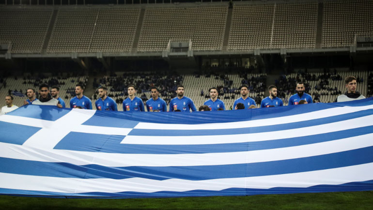 Η σημαία μας απλωμένη μπροστά από τους διεθνείς μας