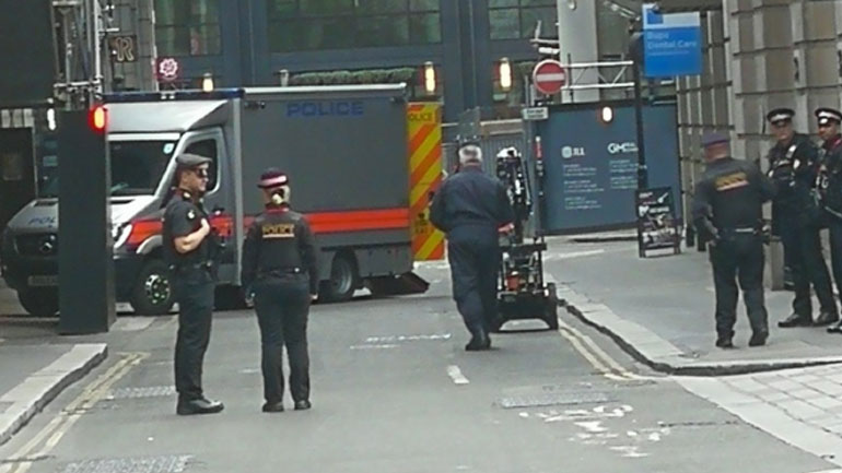 Βρετανία: Η αστυνομία εξετάζει ένα ύποπτο όχημα σε εμπορικό κέντρο στο Λονδίνο
