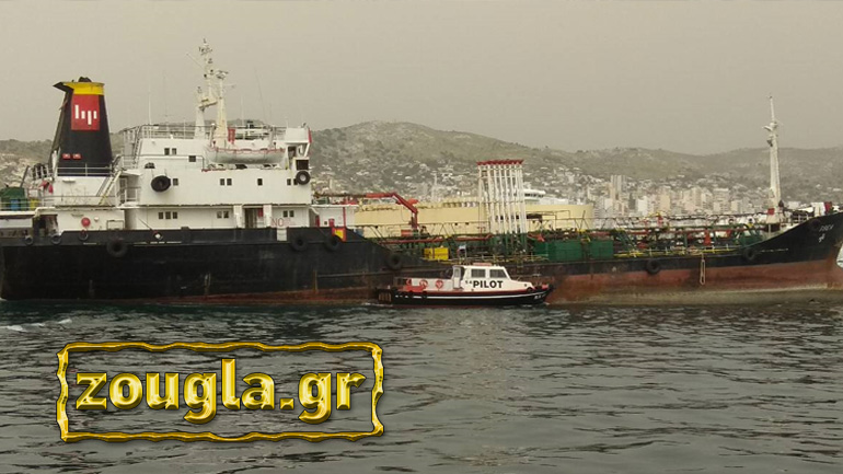 Ειδική επιχείρηση του Λιμενικού σε πλωτή «περιβαλλοντική βόμβα» στον κόλπο του Περάματος