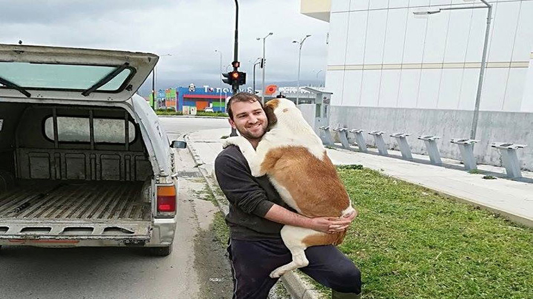 Κομοτηνή: Ο “γητευτής” των … αδέσποτων