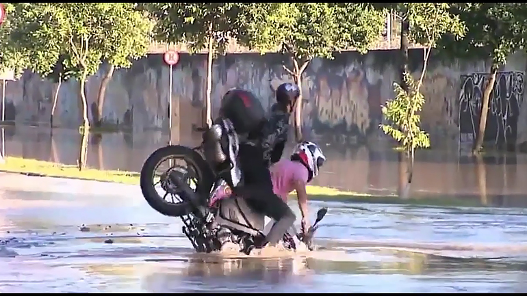 Λακκούβα εναντίον Μοτοσυκλέτας, μια άνιση μάχη