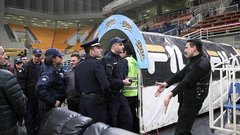 Θερμό επεισόδιο στο ΟΑΚΑ μεταξύ Λαμπ και οπαδών της ΑΕΚ