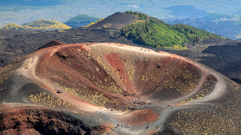 Το ηφαίστειο της Αίτνας «τσουλάει» αργά, αλλά σταθερά, προς τη θάλασσα